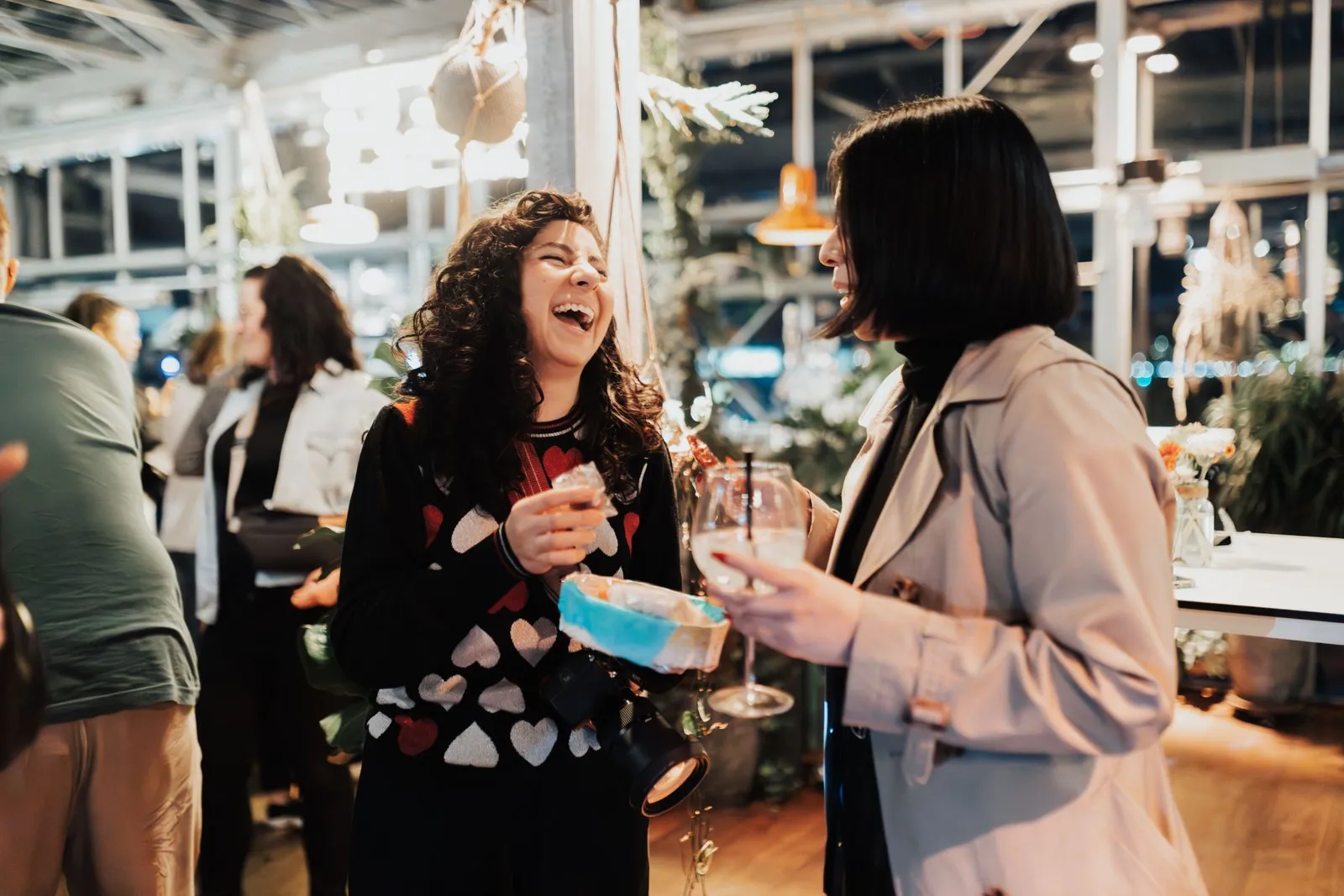 Pessoas reunidas em um evento em um café