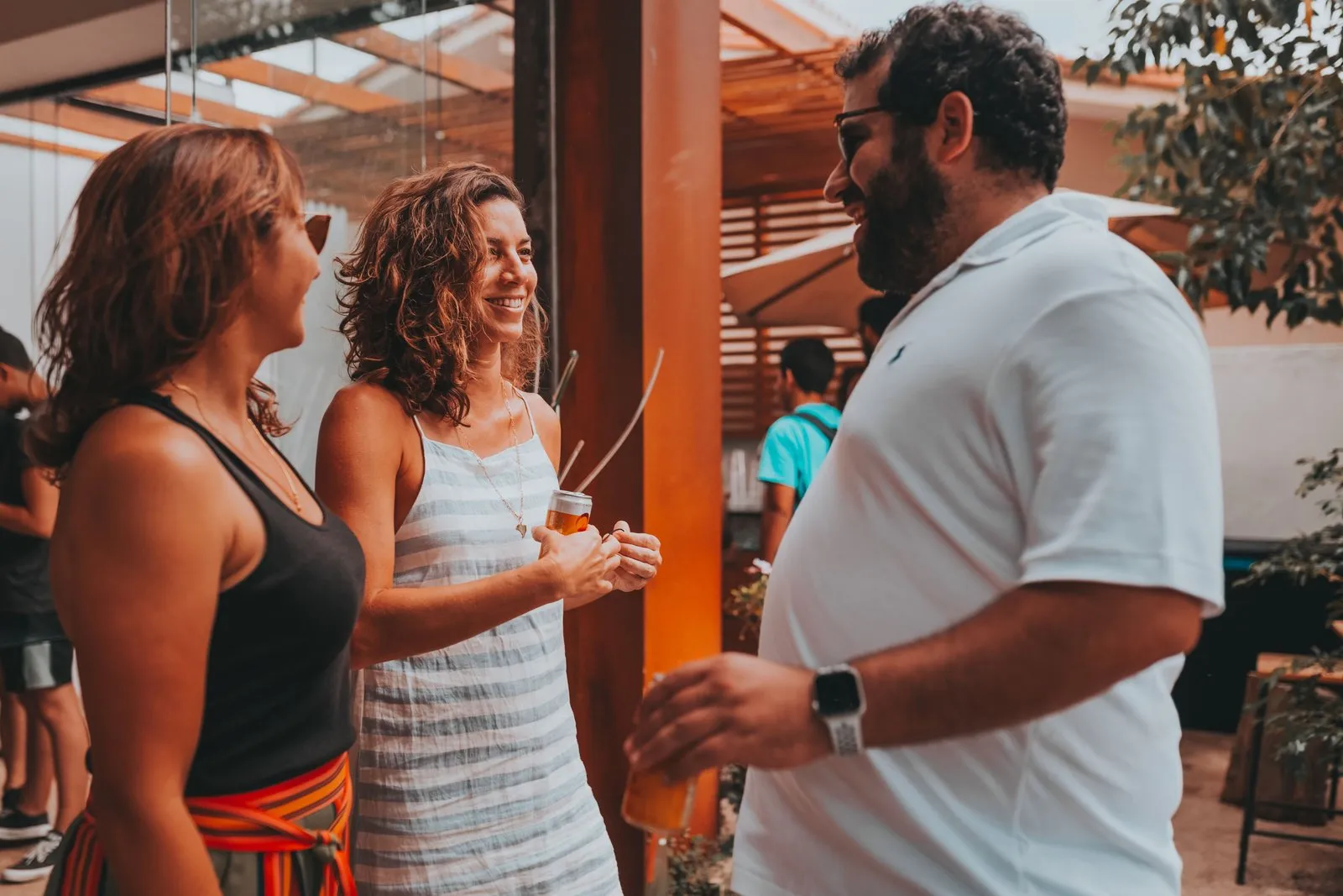 Duas pessoas rindo em um evento