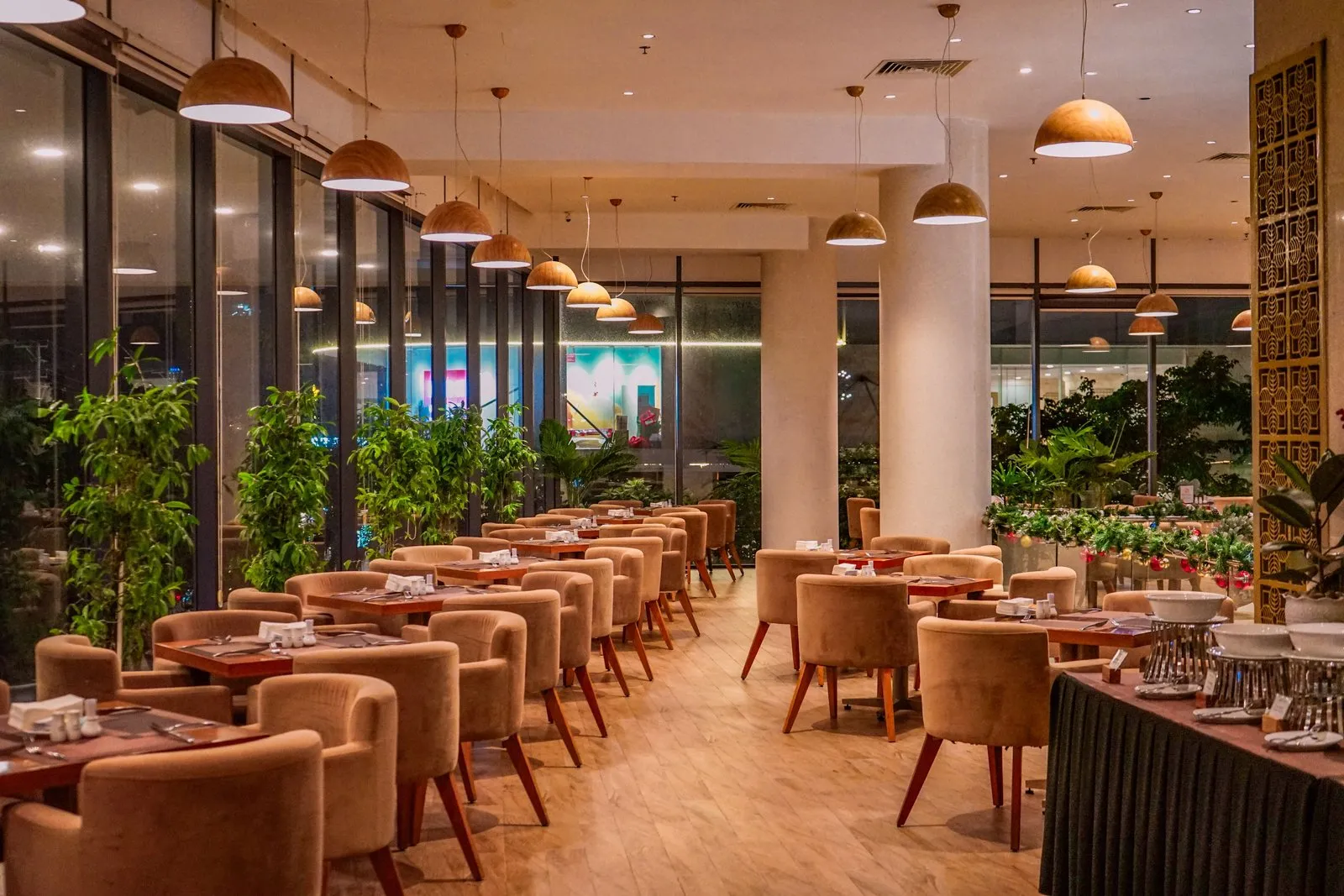 Mesa posta em um espaço para eventos